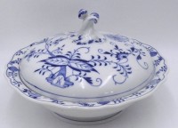 Auktion 359 / Los 8027 <br>grosse Deckelterrine "Meissen" Zwiebelmuster, H-16 cm, D-26 cm, Schwerter durchschliffen