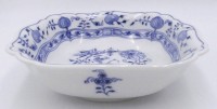Auktion 359 / Los 8028 <br>eckige Schale "Meissen" Zwiebelmuster, 2.Wahl,  H-6 cm, 19x19 cm