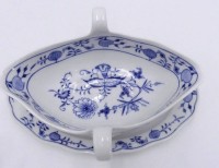 Auktion 359 / Los 8030 <br>gr. Sauciere n"Meissen" Zwiebelmuster, Doppelhenkel, H-10 cm, L-26 cm, Schwerter durchschliffen,