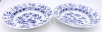 Auktion 359 / Los 8033 <br>2 tiefe Teller "Meissen" Zwiebelmuster, 2.Wahl, D-23 cm