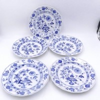 Auktion 359 / Los 8034 <br>5 flache Teller "Meissen" Zwiebelmuster, 2.Wahl, D-25 cm