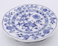 Auktion 359 / Los 8045 <br>3 Gebäckteller "Meissen" Zwiebelmuster, D-15 cm, 2x 1.Wahl