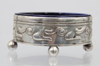 Auktion 359 / Los 11041 <br>Gewürzschälchen, 830er Silber, blauer Glaseinsatz (kl. Chip), ohne Glas, 21,2gr. , H-3cm B-6,2cm