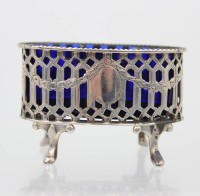 Auktion 359 / Los 11042 <br>Gewürszschälchen, 830er Silber, Dänemark 1911, P.Hertz, baluer Glaseinsatz, ohne Glas 25,9gr., 3,8 x 6cm