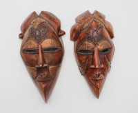 Los 15047 <br>Paar Wandmasken, Holz m. Metallauflagen, Tikar ?, je ca. 27 x 13cm