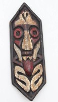 Auktion 362 / Los 15048 <br>Holz-Wandmaske, farbig gefasst, Sarawak Malayasia, 25 x 9cm