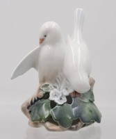 Auktion 359 / Los 8049 <br>Turteltauben auf Kirschblütenzweig, Royal Copenhagen, Modellnr. 402, Entw. Theodor Madsen, polychrom bemalt in Unterglasurfarben, H-ca.13,5cm