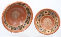 Auktion 359 / Los 9022 <br>2x Tonschalen, florale Dekore, H-23cm D-27cm, H-8cm D-23cm, Gebrauchsspuren