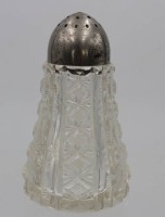 Auktion 359<br>hoher Streuer, älter, Kristall, aufwendig beschliffen, ca. H-13cm