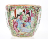 Auktion 359<br>Deckelgefäss, China, Familie Rose, ungemarkt, Deckel fehlt, ca. H-8,5cm D-9,5cm