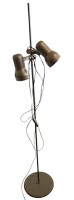 Auktion 359 / Los 16020 <br>hohe Standlampe"Hustadt-Leuchten", 2  Strahlen, Metall/Kunststoff, 80-er Jahre, guter Zustand