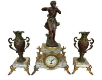 Auktion 365<br>Marmor Kaminuhr mit 2 Beistellern,, Zinkguss Jüngling bronziert, ohne Pendel/Schlüssel, Werk nicht geprüft, H-50 cm, Beisteller H-30 cm