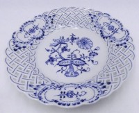 Auktion 373<br>Teller mit Durchbruchrand "Meissen" Zwiebelmuster, Schwerter mit Unterstrich, D-20 cm