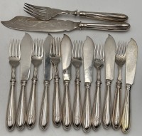 Auktion 366<br>Fischbesteck f&uuml;r 6 Personen und gr. Vorlegeteile, versilbert, Perlrand, 1 Gabel Silber-925-, Griff und Zinken, diese eine  mit Gravur und 44 gr., Messer L- 22 cm, Vorlegemesser  L-29 cm, Ziermonogramm, 90-er, alles sehr gut erhalten