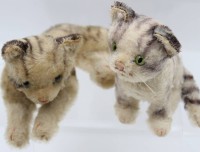 Auktion 359 / Los 12019 <br>2x Katzen, Steiff, älter, ohne Ident., ca. H-11cm