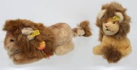 Auktion 359 / Los 12020 <br>2x Löwen von Steiff, ca. H-15cm