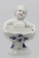 Auktion 363<br>Nippesfigur um 1900, Knabe mit Schale, Blüten bestossen, ca. H-12,2cm