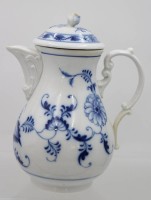 Auktion 368<br>Kaffeekanne, Stadt Meissen, Zwiebelmuster, fachm. restauriert, Deckelbl&uuml;te bestossen, ca. H-22,5cm