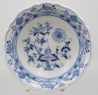 Auktion 363<br>Schale, Stadt Meissen, Zwiebelmuster, H-5,5cm D-18,5cm