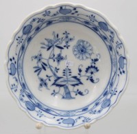 Auktion 368<br>Schale, Stadt Meissen, Zwiebelmuster, H-5,5cm D-18,5cm