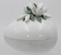 Auktion 363<br>eiförmige Deckeldose, Dresden, Weiss, aufgesetzte Blüte diese mit Bestossungen, H-9,5cm L-10,5cm