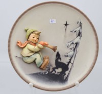 Auktion 359 / Los 9052 <br>Wand-Reliefteller, Hummelmotiv, Goebel, D-19cm