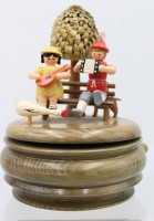 Auktion 359 / Los 16036 <br>Erzgebirge Spieluhr, Pärchen auf Bank, Reuge -Werk läuft, ca. H-16cm
