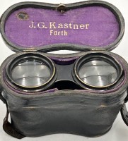 Auktion 359 / Los 16047 <br>  kl. altes Fernglas in Tasche, Messing geschwärzt, Ledergriffe,