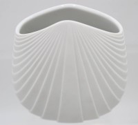 Auktion 363 / Los 8050 <br>Künstlervase, Rosenthal studio-linie, Entw. Max Fussi, Weißporzellan, H-16cm