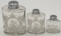Auktion 359 / Los 10030 <br>3x div. Glas-Flacons mit Blumendekor, H-von 7,5 bis 14 cm