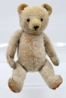 Auktion 359 / Los 12050 <br>gr. älterer Teddy,  wohl Steiff, bespielte Erhaltung, Filz an den Füssen beschädigt, ca. H-40cm