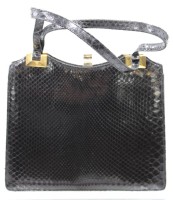 Auktion 359 / Los 13024 <br>Damenhandtasche, Schlangenleder, schwarz, getragene Erhaltung, anbei Geldbörse, ca. 23 x 27cm