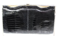 Auktion 359 / Los 13025 <br>Damenhandtasche, Krokoleder, schwarz, anbei Geldbörse,  ca. 15,5 x 25cm