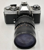 Auktion 359 / Los 16050 <br>Analoge Kamera Minolta XD7 mit Teleobjektiv Auto Beroflex 1:3,5-4,3, f-35-100 mm, Kamera verstaubt