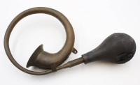 Auktion 359 / Los 16055 <br>wohl alte Auto-Horn, Balg defekt, Messing, L-38cm