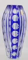 Auktion 359 / Los 10039 <br>hohe Kristall-Vase, blau überfangen, ca. H-24cm