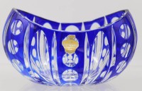 Auktion 359 / Los 10040 <br>Kristall-Schiffchen, blau überfangen, H-10cm B-16cm T-10cm