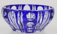 Auktion 359 / Los 10041 <br>Kristall-Schale, blau überfangen, H-8cm D-18cm