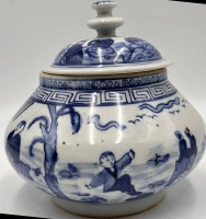 Auktion 359 / Los 15548 <br>gr. Deckeldose mit figürl. Blaumalerei, China, 6 Zeichen Marke, H-15 cm, D-17 c-m