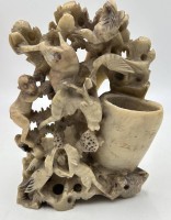 Auktion 359 / Los 15552 <br>Speckstein-Schnitzerei mit Vase, diese beschriftet?, verschiedene Tiere, H-18 cm