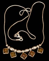 Auktion 360 / Los 1010 <br>Schlangenhalsband mit 5 Flyern, Bernstein in Silberfassungen, Silber-925-, L-42 cm, 8,9 gr.