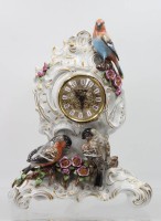 Auktion 360<br>schöne Porzellan-Tischuhr, Drache Unterweissbach, Batteriewerk, plastische Vögel, ca. H-28,5cm B-22cm