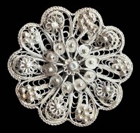 Auktion 360 / Los 1017 <br>gr. Blütenbrosche, Filigran, Silber-925-, D-4,5 cm, 13,8 gr. Nadelsystem fehlt Haken