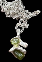 Auktion 360 / Los 1019 <br>Silber-Halskette mit Designer-Anhänger, mit 2 Natur-Peridot, Silber geprüft, 19,2 gr.