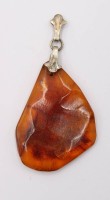Auktion 360 / Los 1032 <br>Bernsteinanhänger, älter, L-5,5cm, ca. 3,5gr.