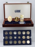 Auktion 360 / Los 6006 <br>Kasten mit div. Medaillen, versilbert und vergoldet, 22 Teile