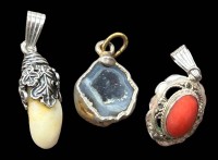 Auktion 360 / Los 1035 <br>3x kl. Anhänger, Grandel, Koralle und Amethyst Stufe?, wohl alle Silber?, zusammen 10 gr