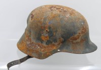 Auktion 360 / Los 7007 <br>Stahlhelm wohl 2 WK, Altersspuren, innen Stempel diese original ?