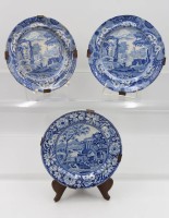 Auktion 360 / Los 9001 <br>3x frühe Ansichten-Teller, Spode England, Altersspuren, je ca. D-20,7cm