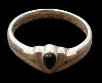Auktion 360<br>Silberring-925- mit kl. Onyx-Dreieck, RG 56, Steinfassung tw. vergoldet, 3,7 gr